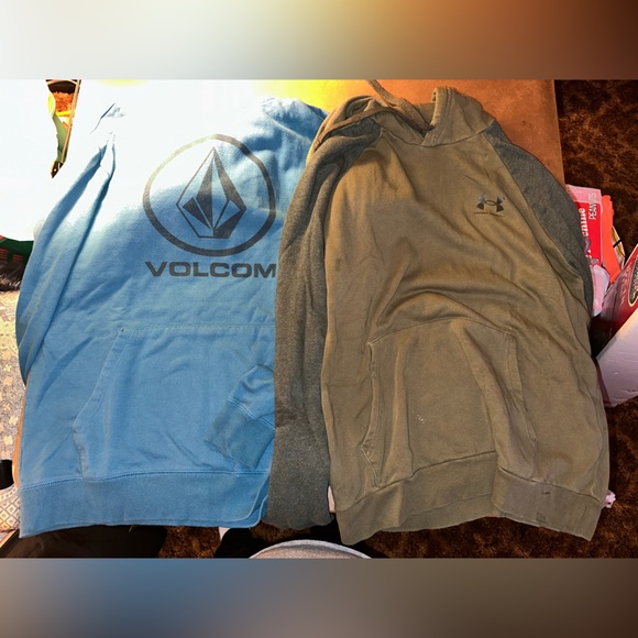 Lot of 5: 1 Hilfiger polo, 2 Adidas, 1 Under Armour, 1 Volcom sweatshirts. - Picture 2 of 10